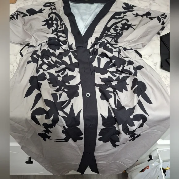 Elegant Black and Gray Floral Dress - Picture 3 of 7